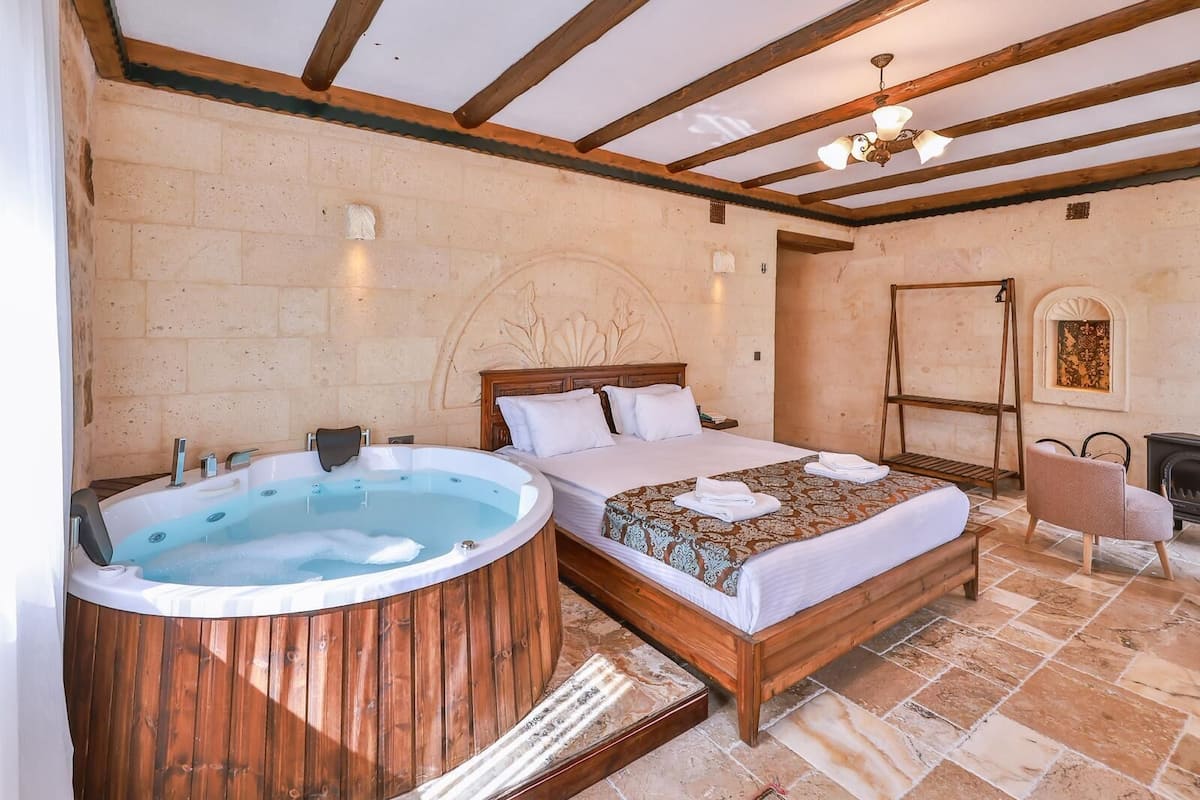 Royal Room, 1 King Bed, Jetted Tub, Corner | Egyptian cotton sheets, premium bedding, memory-foam beds