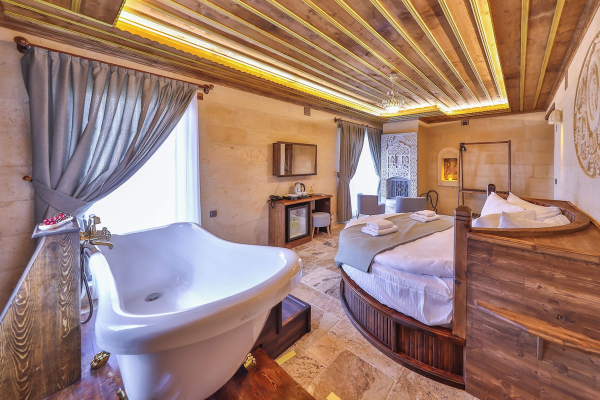 Habitación Premium, 1 cama de matrimonio, no fumadores, bañera de hidromasaje | Sábanas de algodón egipcio y ropa de cama de alta calidad