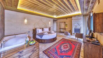 Superior Room, 1 Queen Bed, Jetted Tub, Executive Level | Egyptian cotton sheets, premium bedding, memory foam beds