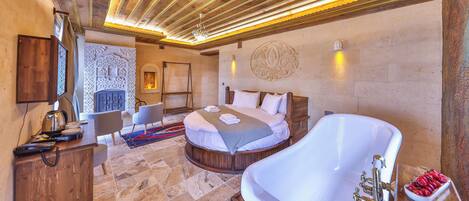 Premium-huone, 1 keskisuuri parisänky, kylpyamme, executive-taso | Egyptinpuuvillaiset lakanat, ylelliset vuodevaatteet