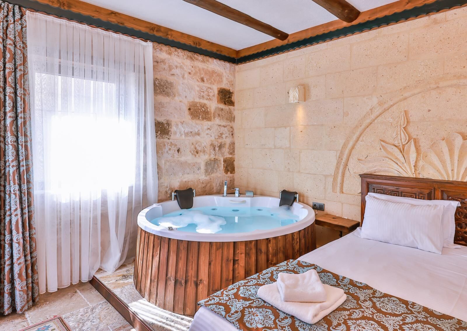 Royal-Zimmer, 1 King-Bett, Whirlpool, Eckzimmer | Bettwäsche aus ägyptischer Baumwolle, hochwertige Bettwaren