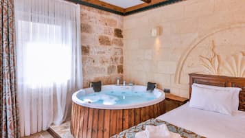 Royal-Zimmer, 1 King-Bett, Whirlpool, Eckzimmer | Bettwäsche aus ägyptischer Baumwolle, hochwertige Bettwaren