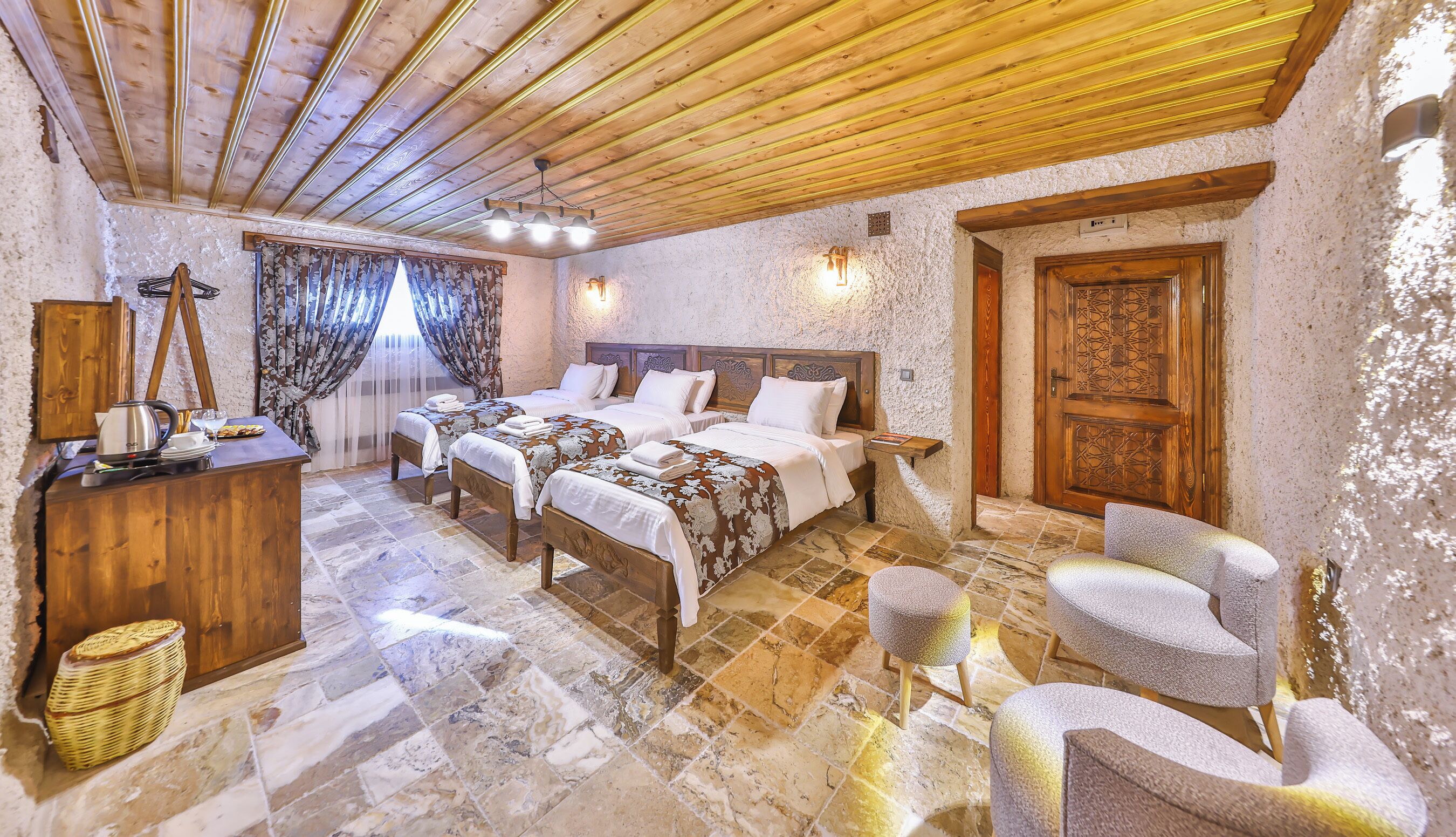 Kamar Triple Ekonomi | Seprai katun Mesir, seprai premium, busa memori, dan isi minibar gratis