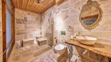 Triple Room Hammam | Badezimmer | Designer-Toilettenartikel, Haartrockner, Hausschuhe