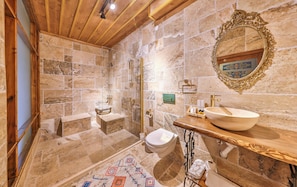 Triple Room Hammam | Banheiro | Produtos de toalete de grife, secador de cabelo, chinelos, piso aquecido