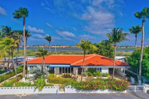 Exterior - Classic Malmok Beach House - OceanFront! (Noord)