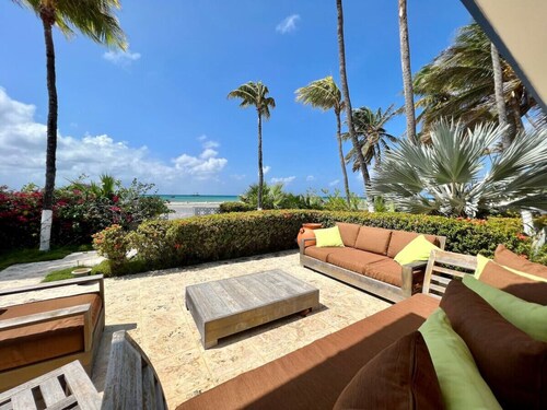 Classic Malmok Beach House - OceanFront!