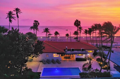 Classic Malmok Beach House - OceanFront!