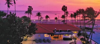 Classic Malmok Beach House - OceanFront!