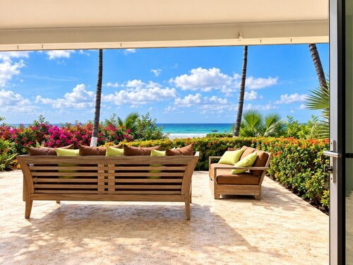 Classic Malmok Beach House - OceanFront!