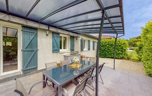 Outdoor dining - Nice home in Prayssas (Prayssas)