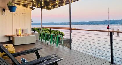 Modern & Relaxing Waterfront Home on Hood Canal