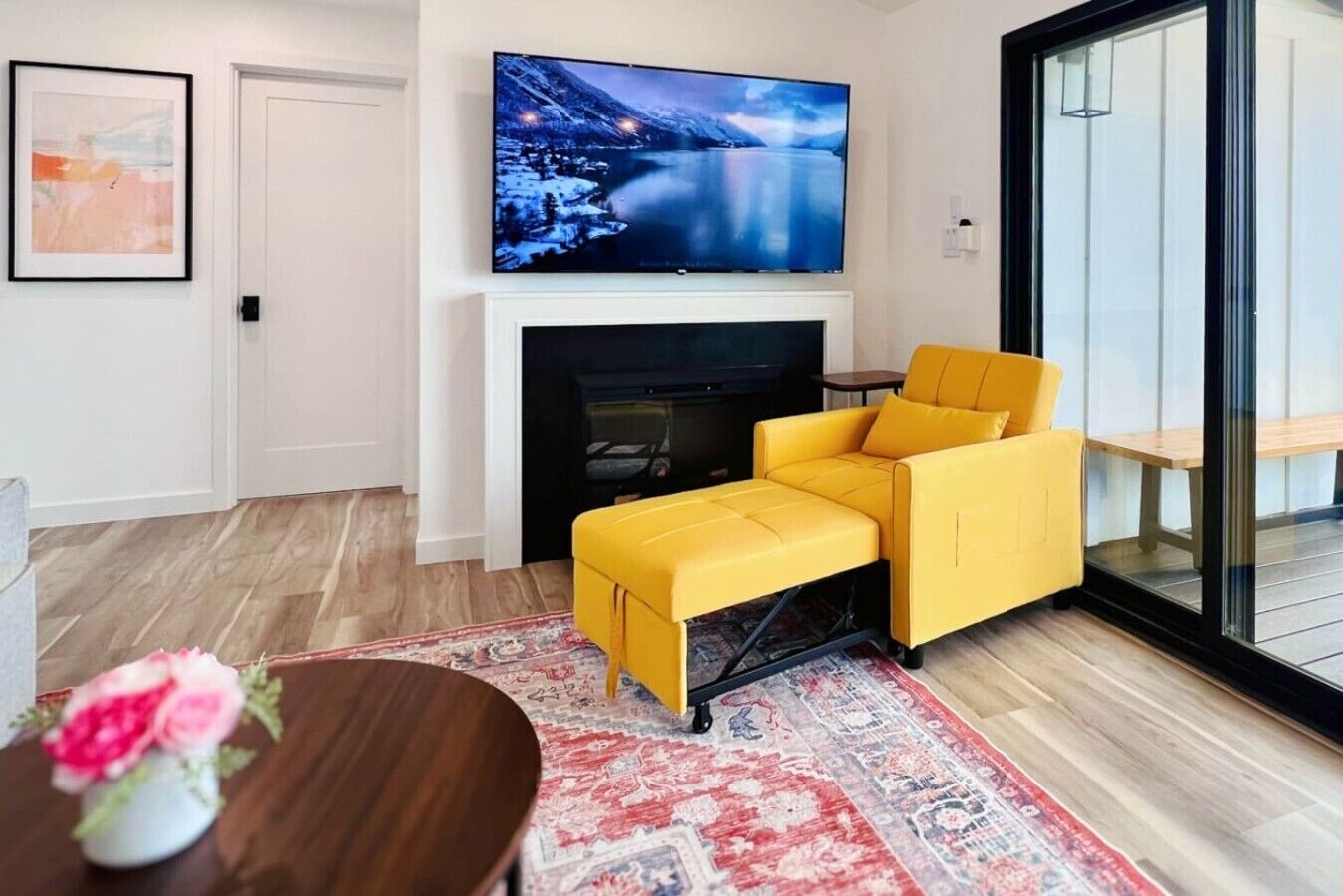 Smart TV, fireplace