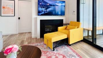 Smart TV, fireplace