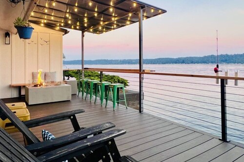Modern & Relaxing Waterfront Home on Hood Canal