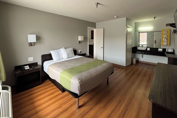 Standard Room, 1 Queen Bed, Non Smoking, Kitchenette | Desk, WiFi (free), bed sheets