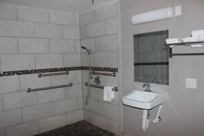 Kombination af bruser/badekar, gratis toiletartikler, håndklæder