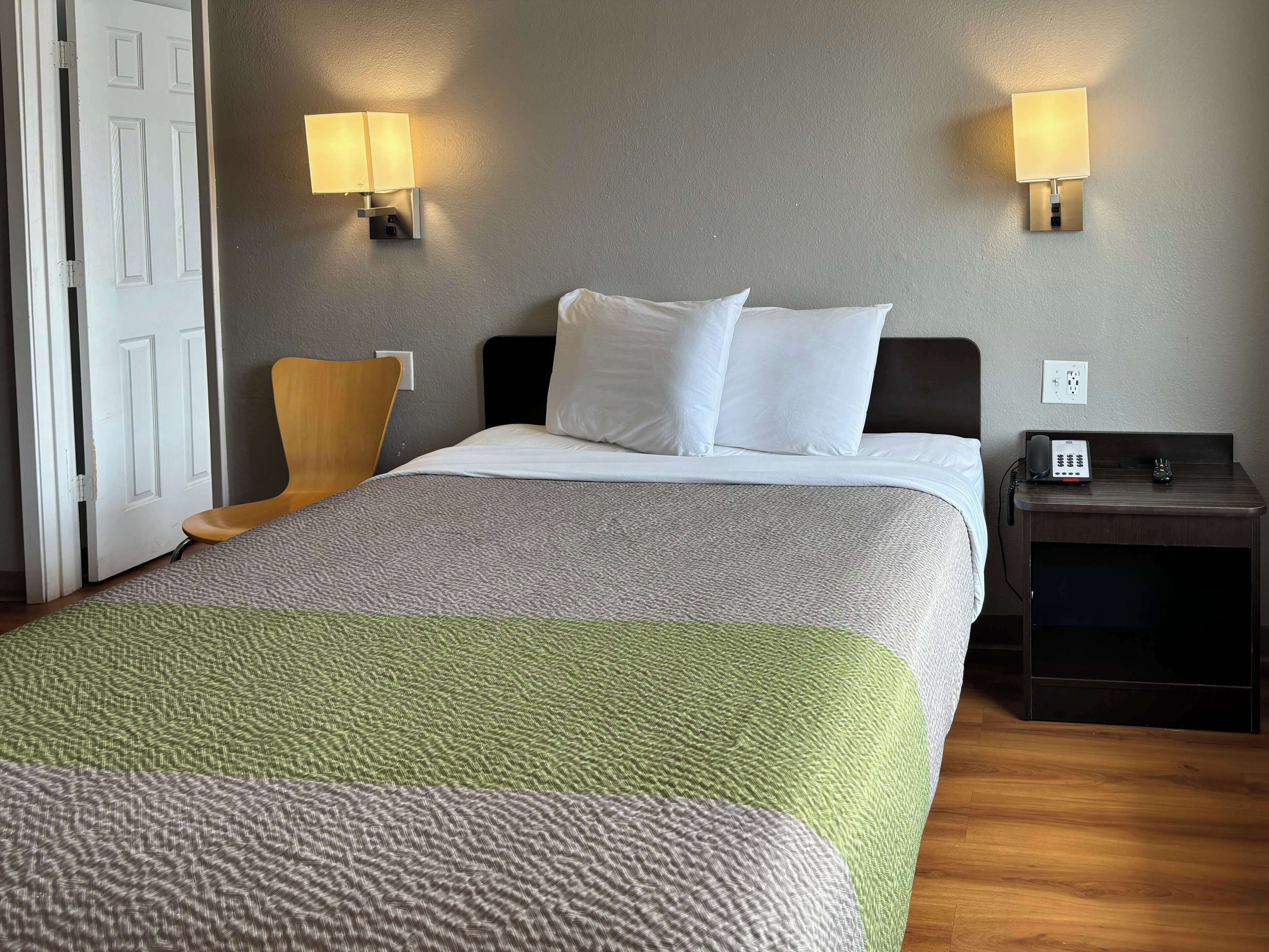 Escritorio, wifi gratis y ropa de cama 