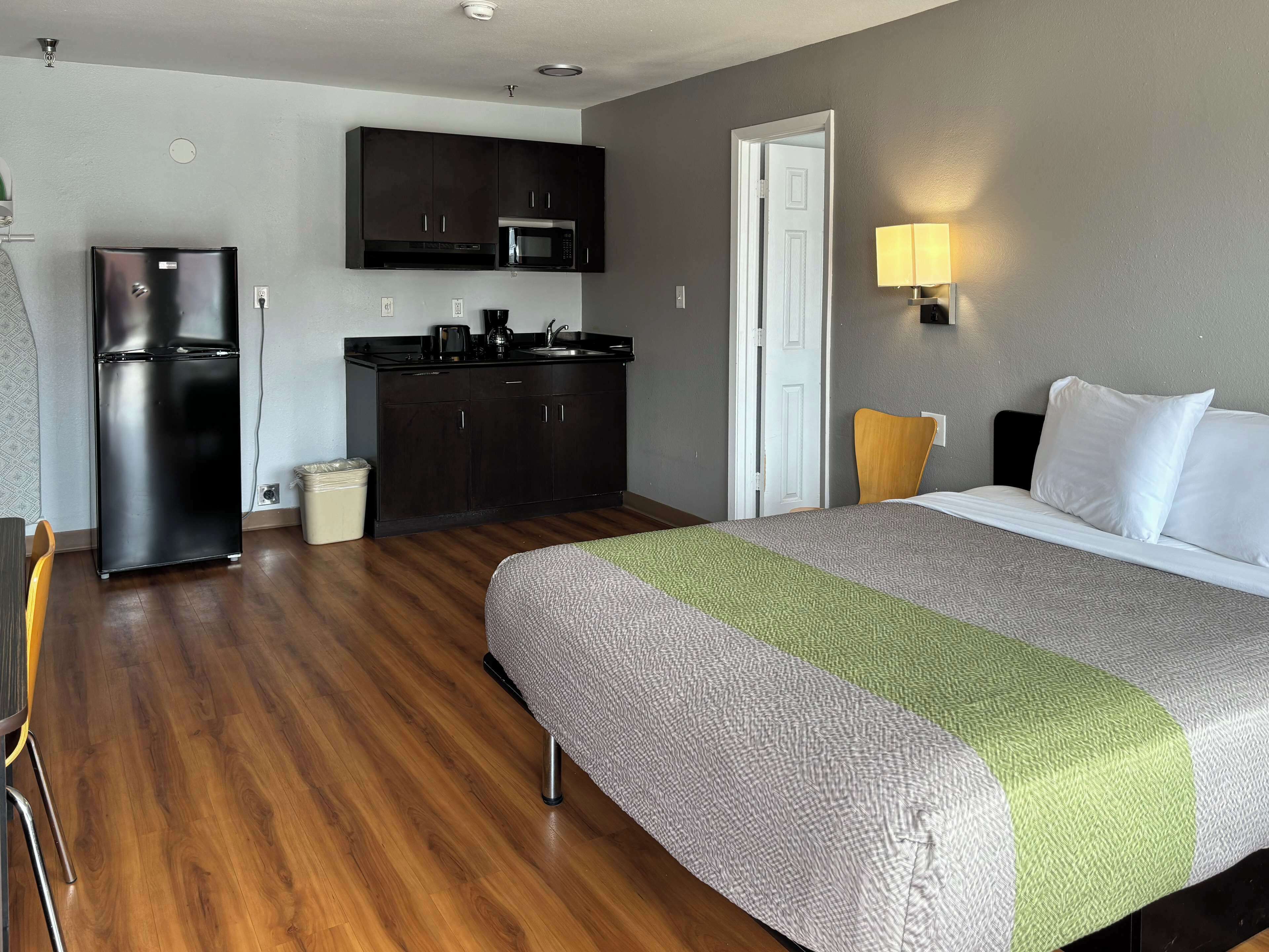 Standard Room, 1 Queen Bed, Non Smoking, Kitchenette | Desk, free WiFi, bed sheets