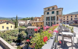 Outdoor dining - Beautiful home in Loro Ciuffenna (Loro Ciuffenna)