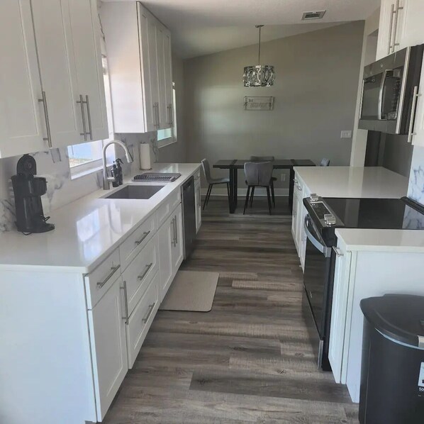 Mikrowelle, Ofen, Herdplatte, Geschirrspüler