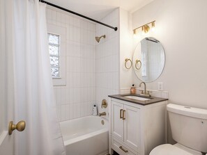 Sèche-cheveux, serviettes fournies, savon, shampoing