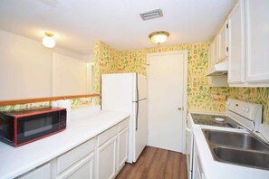 Køleskab, mikrobølgeovn, ovn, kogeplade