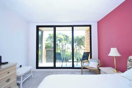 1 bedroom, iron/ironing board, WiFi, bed sheets. Hideout at Shipwatch - On The Beach