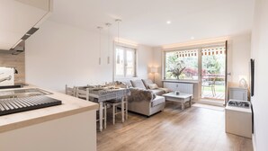 Une cuisine moderne avec un coin repas, un canapé et une vue sur le jardin.
