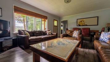 Deluxe Room, Balcony | Living area