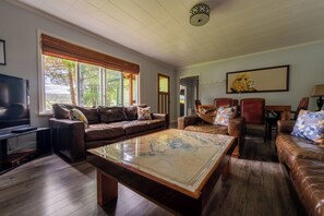 Deluxe Room, Balcony | Living area