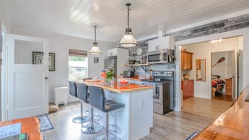 Deluxe Room, Balcony | Private kitchen | Coffee/tea maker