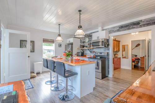 Deluxe Room, Balcony | Private kitchen