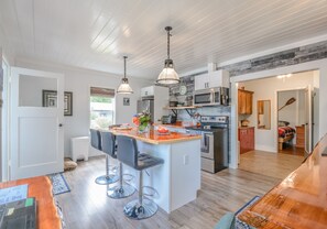 Deluxe Room, Balcony | Private kitchen | Coffee/tea maker