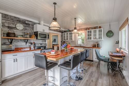 Deluxe Room, Balcony | Private kitchen