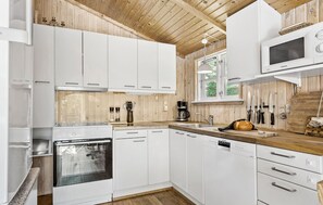 Kjøleskap, kokeplater, oppvaskmaskin og kaffetrakter/tekoker