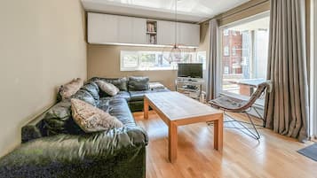 Een televisie en een open haard