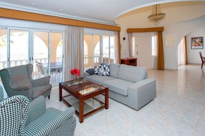 TV, peis og bordtennis