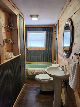 Shower, jetted bath, towels, soap. Return to the easy life at this quaint farm close to venues, lakes, and more!