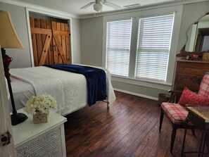 3 bedrooms, desk, free WiFi, bed sheets