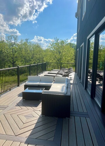 Exec Retreat 6 King/1 Queen /2.5 Bath. Huge Pool; 13 acres