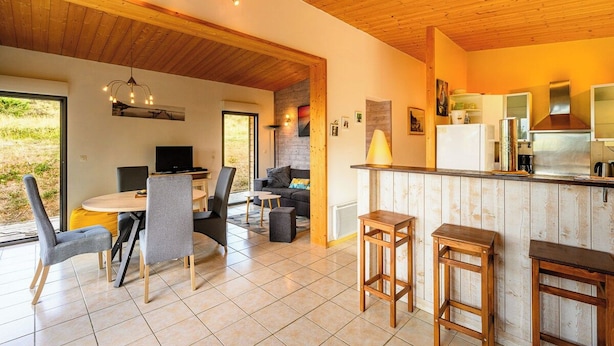 Un interior moderno con comedor, cocina y zona de estar.