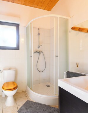 A bathroom with a glass-enclosed shower, a toilet with a wooden seat, and a bathtub. - Lodge & piscine privée sur domaine viticole (Roquetaillade-et-Conilhac)