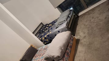 1 quarto, escrivaninha, Wi-Fi de cortesia, roupa de cama