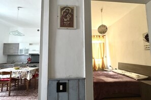 1 bedroom, bed sheets