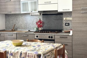 Een koelkast, een oven