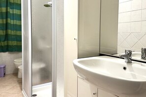Shower, bidet, towels - SE096 - Senigallia, comfortable two-room apartment facing the sea (Senigallia)