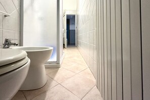 Doccia, bidet, asciugamani