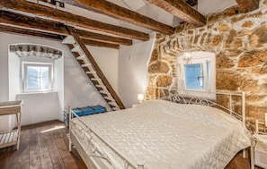 2 bedrooms, free WiFi, bed sheets - Stunning home in Rijeka with WiFi (Rijeka)