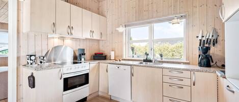 Jääkaappi, liesi, astianpesukone, kahvin-/teenkeitin